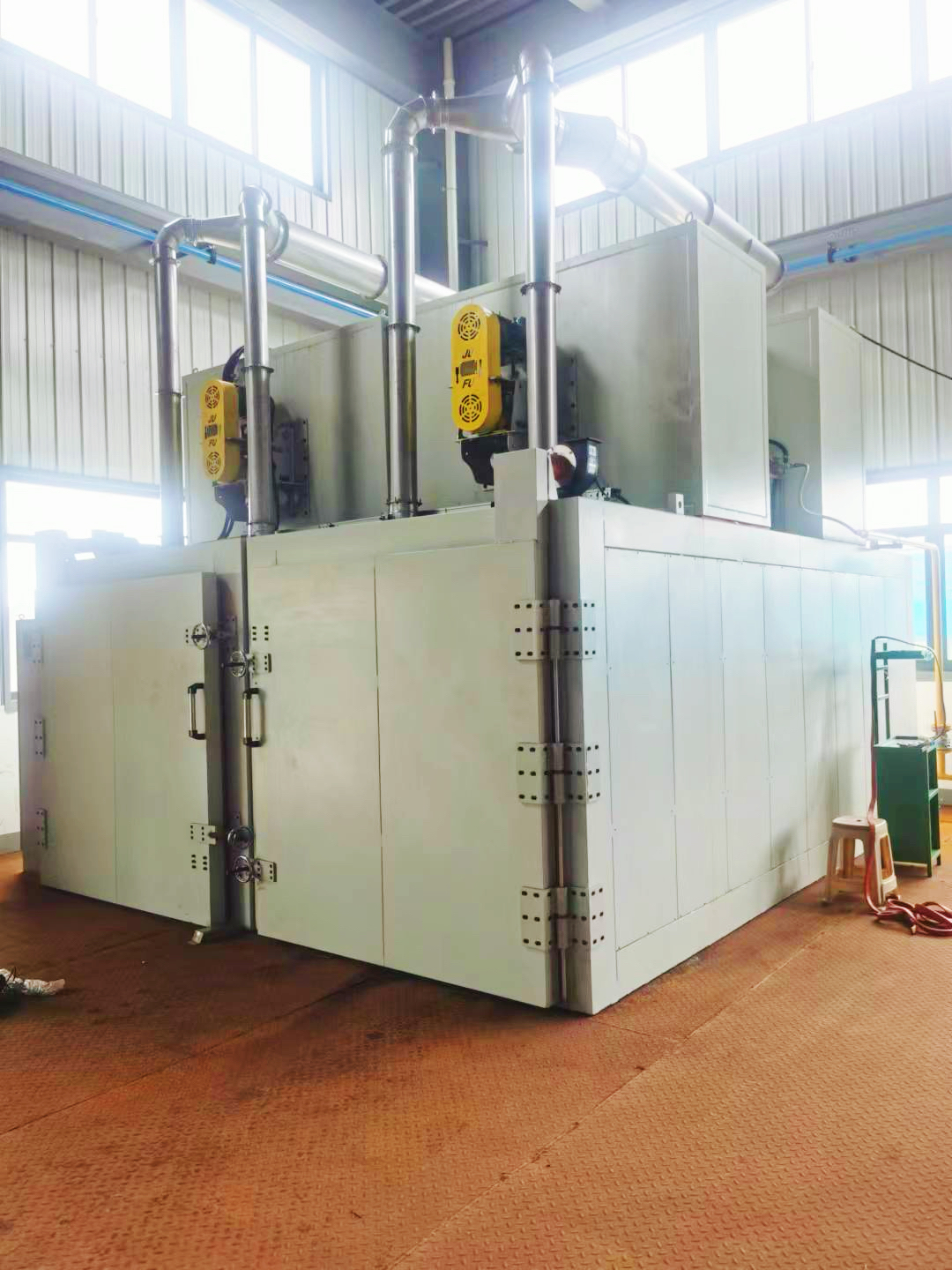 Industrieofen: feinarbeit - ganz der vorschriften des fertigungsprozesses